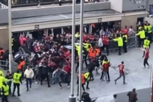 Άγριο ξύλο και χημικά σε αγώνα ποδοσφαίρου στον Εύοσμο [βίντεο]