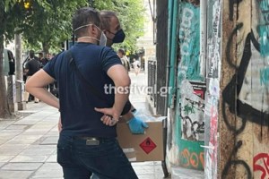 Εκκένωση κατάληψης στη Θεσσαλονίκη μετά από 7 χρόνια: Βρέθηκαν στυλιάρια, ασύρματος και αλεξίσφαιρο γιλέκο - εικόνα 4