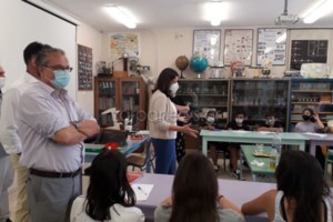 Νίκη Κεραμέως: Μαθήτριες στα Χανιά αιφνιδιάζουν την υπουργό και της ζητούν να διαβάσει αυτό το γράμμα - εικόνα 2