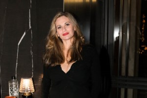 Βάσω Στασινού Νικοπολίδη: Η σπάνια εμφάνιση με royal blue βελούδινο κοστούμι και λευκό t-shirt - εικόνα 6