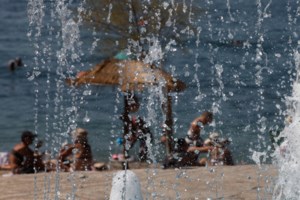 Η επέλαση του καύσωνα: Οι υψηλότερες θερμοκρασίες στη χώρα - Ποιες περιοχές έχουν χτυπήσει "κόκκινο"