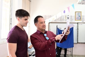 Βασίλης Κικίλιας: Ψήφισε στα Πετράλωνα, στο πλευρό του η Τζένη Μπαλατσινού [εικόνες]