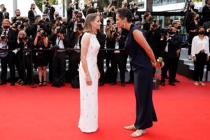 Η iconic εμφάνιση της Μπέλα Χαντίντ στις Κάννες με κόσμημα - γλυπτό που κάλυψε το στήθος της - εικόνα 8