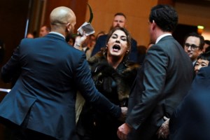 Γραβάτα με ελληνικές σημαίες για τον Κάρολο - Η εμφάνιση του βασιλιά στη Σαμόα [εικόνες] - εικόνα 3