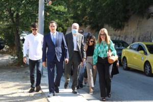 Βιασμός στη Σέριφο: "Θυμάμαι να με κρατάει το ένα από τα δυο άτομα και να με βιάζει" -  Καταγγελία σοκ της 23χρονης