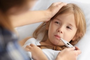 Οδηγίες των ειδικών στους γονείς για τις ιώσεις των παιδιών: Οι εναλλακτικές επιλογές σε φάρμακα και αντιπυρετικά