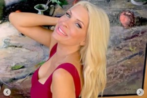 Ελένη Μενεγάκη: Ποζάρει με το μαγιό της από την Άνδρο