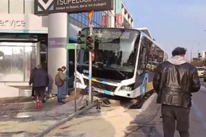 Τροχαίο στη Μεσογείων: Βίντεο διαψεύδει τον οδηγό του λεωφορείου - Ισχυρίστηκε ότι κλείστηκε από κάποιον και το έριξε έξω