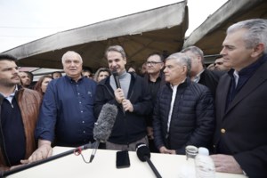 Τα απρόοπτα της περιοδείας Μητσοτάκη στη Λάρισα: Ο παππούς που πρέπει να κόψει το τσιγάρο και η συναυλία των Guns N' Roses [βίντεο]