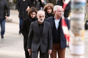 Δίκη Άλκη Καμπανού: Αποχώρησαν από την πίσω πόρτα οι κατηγορούμενοι – "Κάτω το κεφάλι ρε", φώναξαν οι διαδηλωτές [βίντεο]