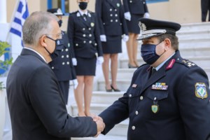 Βίντεο που κόβει την ανάσα: Γυναίκα κρεμάστηκε από το καπό αυτοκινήτου ληστών στη λεωφόρο Καραμανλή - εικόνα 2