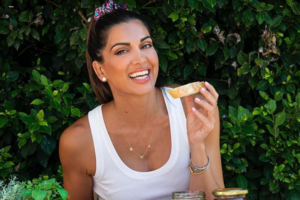 Η Σταματίνα Τσιμτσιλή ποζάρει με χρυσό μπικίνι και η κόρη της την φωτογραφίζει