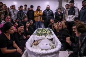 Θρήνος, κλάματα και τραγούδια στην κηδεία του 16χρονου Ρομά Κώστα Φραγκούλη - Σπάραξε η γυναίκα του [εικόνες - βίντεο] - εικόνα 3