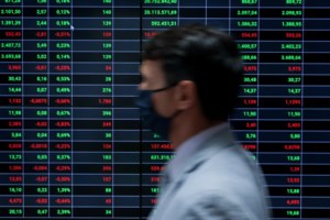 Η μετάλλαξη Όμικρον τρομάζει τις αγορές -  Στο  στο "κόκκινο" η Αθήνα και τα ευρωπαϊκά χρηματιστήρια