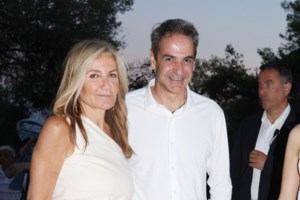 Μαρέβα Μητσοτάκη: Με λευκό μάξι jumpsuit, αρχαιοελληνικά σκουλαρίκια και πλεκτά σανδάλια στο Ηρώδειο - εικόνα 11