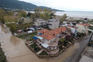 Η κακοκαιρία "σάρωσε" τη Χαλκιδική - Θυελλώδεις άνεμοι και καταιγίδες [Βίντεο]