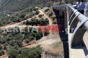 Ανατροπή στην Κρήτη: Mαθήτρια έπεσε από γέφυρα, αυτοκτονία εξετάζουν οι Αρχές - Η στιγμή της μεταφοράς της 17χρονης - εικόνα 2