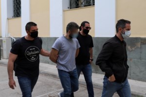 Έγκλημα στα Καλύβια: Προφυλακιστέος ο 32χρονος που σκότωσε τον 60χρονο επειδή "του έκανε μάγια"