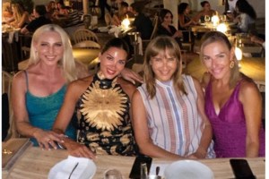 Σταματίνα Τσιμτσιλή: Η βραδινή έξοδος με τον Θέμη Σοφό στην Πάρο - Το σορτσάκι παραλίας και το άνετο look του ποινικολόγου - εικόνα 3