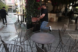 Σάλος με αντιεμβολιαστή αστυνομικό - Ποιος είναι ο "Τηλέμαχος" που καλεί τους εμβολιασμένους να πληρώσουν τα εμβόλια [Βίντεο]