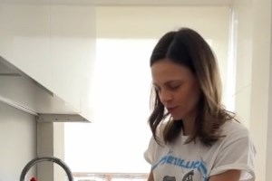 Συνάντηση Χαρίτση με δημοσιογράφους σε καφενείο της Φωκίωνος Νέγρη - Χαλαρό κλίμα, τσίπουρα και μεζέδες [εικόνες] - εικόνα 5