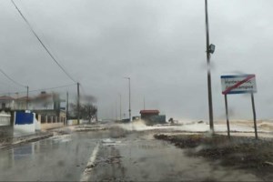 Κακοκαιρία: Δρόμοι και θάλασσα έγιναν ένα, πλημμύρισαν σπίτια και επιχειρήσεις - Οι περιοχές που δοκιμάζονται - εικόνα 10