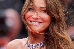 Η Κάρλα Μπρούνι κατέθεσε για την λιβυκή χρηματοδότηση, το 2007, της προεκλογικής εκστρατείας του Σαρκοζί