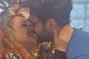 Πρόταση γάμου στο live του J2US: Το σοκ της Σοφίας Κουρτίδου και η συγκίνηση της Δέσποινας Βανδή [βίντεο]