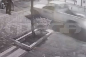 Κινηματογραφική ληστεία στη Βάρη: Διέλυσαν την πόρτα καταστήματος με αμάξι και αρπαξαν όσα περισσότερα μπορούσαν