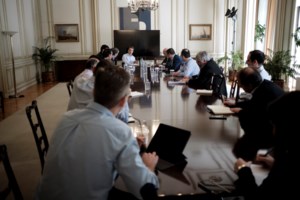 Viral το ...φουντωτό μαλλί του Βασίλη Κικίλια - 40 ημέρες κλειστά τα κουρεία