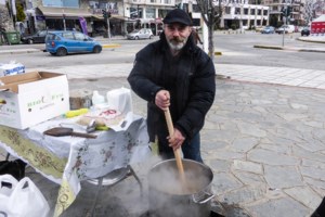 Πολυχρονόπουλος - Μαρτυρία εθελοντή: "Μαγειρεύαμε με ό,τι έφερνε ο κόσμος. Τα μετρητά δεν ξέρω που πήγαιναν" - εικόνα 3