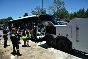 Βούλα: "Είδα κάποια άτομα στο πάτωμα και τους πάταγαν" - Συγκλονιστικές μαρτυρίες από το τροχαίο -  ΕΔΕ από τον ΟΑΣΑ - εικόνα 2