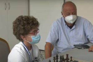 Θεσσαλονίκη: Μία τεράστια σκακιέρα στήθηκε στην Πλατεία Ευόσμου [Εικόνες, Βίντεο] - εικόνα 2