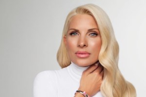 Ελένη Μενεγάκη: Λαμπερή, μαυρισμένη και... μουδιασμένη με λευκό κοστούμι στο Μέγαρο