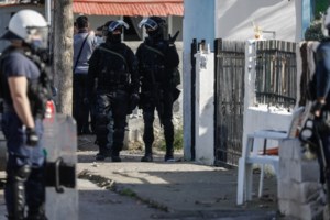 "Βρήκαμε κι άλλα καλώδια": Πώς μια σπείρα Ρομά εξαπατούσε ηλικιωμένους - Δήλωναν... πυρόπληκτοι για να παίρνουν επιδόματα