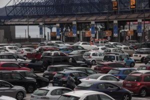 Μεγάλη ταλαιπωρία στους δρόμους της Αθήνας - Ουρά δεκαπέντε χιλιομέτρων στον Κηφισό - εικόνα 2