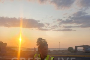 Οικογένεια με μωρό και μια δεκάχρονη κινδύνευσαν από τους δυνατούς ανέμους και τα υπόγεια ρεύματα στη Χερσόνησο