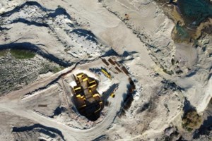 Η μάχη της Μήλου: Φρένο του υπουργείου σε Σαρακήνικο και Αχιβαδόλιμνη - Τελεσίγραφο από την εταιρεία του ξενοδοχείου