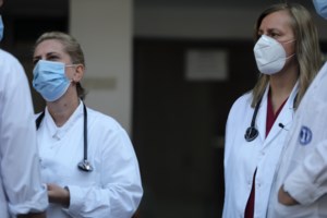 Κορονοϊός - Λαζανάς: Προφανώς τα μέτρα δεν έχουν αποδώσει - Χρειάζεται μάσκα παντού - εικόνα 2