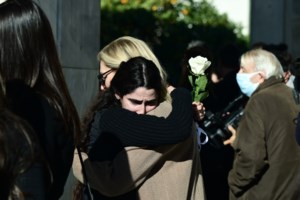 Κηδεία Δημήτρη Ήμελλου: Ο Λιβαθινός και η ομάδα της Πειραματικής σκηνής του Εθνικού Θεάτρου, σήκωσαν στους ώμους το φέρετρο - εικόνα 9