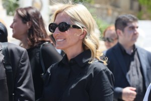 Άννα Μαρία - Θεοδώρα: Κομψές στο Ηρώδειο με midi dresses λίγο πριν τον κοσμικό γάμο στη Μητρόπολη - εικόνα 7