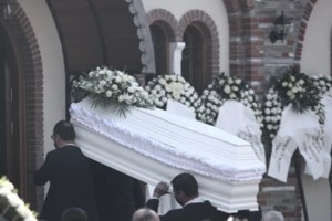 Σέρρες: Συγκέντρωση με συνθήματα στο γραφείο του πρώην υπουργού Μεταφορών - "Μαύρο στον Καραμανλή..." [Βίντεο]