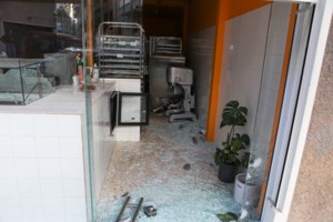 Συναγερμός στη Γλυφάδα: Χειροβομβίδα σε αυλή πολυκατοικίας - Είχαν πυρπολήσει και ΙΧ λιμενικού που μένει εκεί [εικόνα - βίντεο]