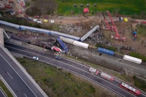 Τέμπη: Φωτογραφίες από τα χημικά εγκαύματα πυροσβεστών - "Έβγαλα το γάντι και είδα το χέρι άσπρο, είχε νεκρώσει ο ιστός" - εικόνα 5