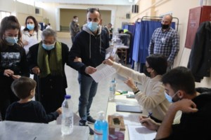 Εκλογές ΚΙΝΑΛ: Ψήφισε παππούς 101 ετών - ''Το ΠΑΣΟΚ είναι εδώ, ενωμένο δυνατό'' [Εικόνες - Βίντεο]