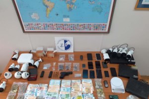 Έκρυβε 11 κιλά ηρωίνης στο πορτ μπαγκάζ του αυτοκινήτου του [εικόνες] - εικόνα 2