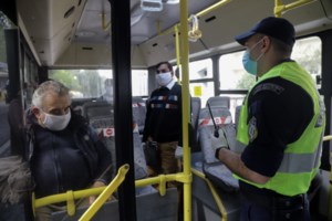 Κέρκυρα: Καρέ-καρέ η σύλληψη άνδρα που δεν φορούσε μάσκα - Αστυνομική βία κατήγγειλε ο 40χρονος - εικόνα 2