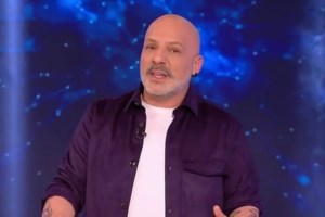 Ο Νίκος Μουτσινάς ξαναχτυπά για την τραγωδία στα Τέμπη: Δεν θα μου πεις εσύ πώς θα πενθήσω [βίντεο]