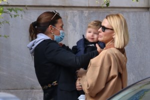 Κατερίνα Λάσπα: Η μικρή κόρη της ποζάρει στο χριστουγεννιάτικο δέντρο στο σπίτι της στη Φιλοθέη