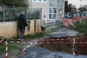 Άγιος Δημήτριος: Σκύλος γλιτώνει στο... παρά πέντε από την κατάρρευση αυλής εξαιτίας της κακοκαιρίας